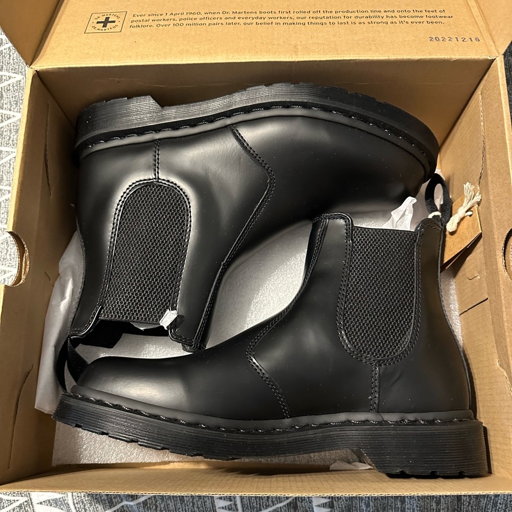 Dr. Martens Mono Smooth Leather Chelsea Boots Brand New never worn with tags